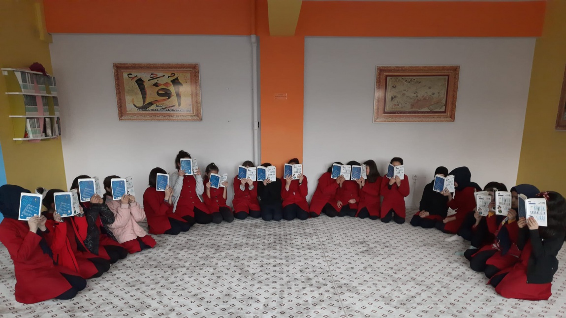 Hacılar Vaizemiz Sündüz Bingöl hocamız çarşamba günleri okulumuz kız öğrencileriyle okuyorum projemiz kapsamında kitap okumaları yapmaktadır.